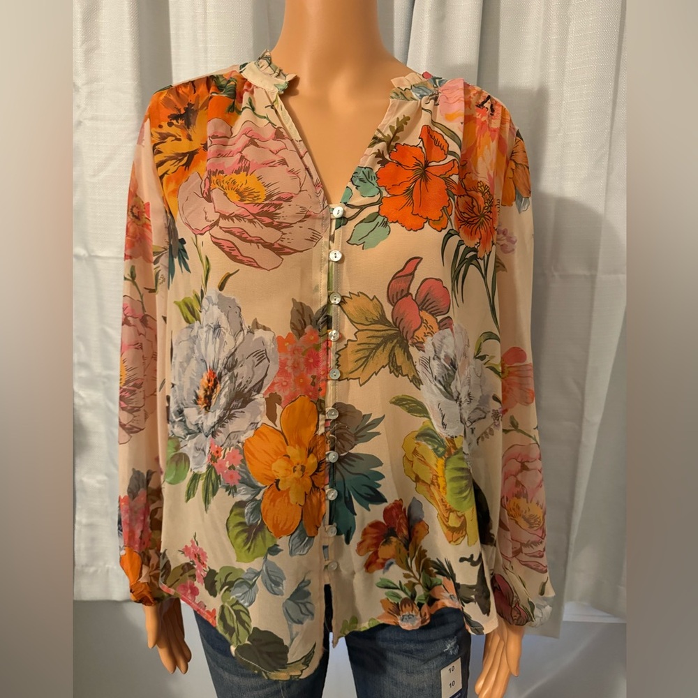 Beautiful Fig & Flower size M tan floral button up long sleeve blouse